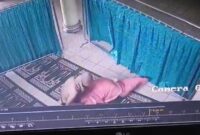 1762148597214-tangkap-layar-cctv-saat-pelaku-melecehkan-wanita-muda-yang-sedang-salat-di-masjid-lampung-1761975685235_169