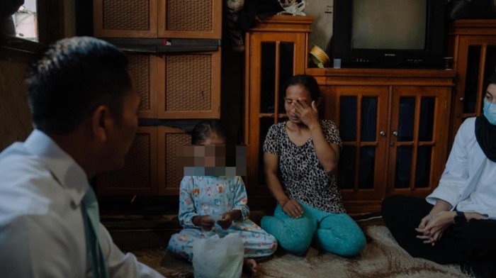 1762170040171-walkot-palembang-ratu-dewa-saat-berkunjung-ke-rumah-fatiyah-1762144969062_169