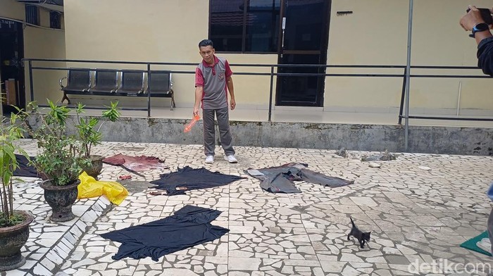 1762234710940-polisi-olah-tkp-duel-maut-2-pria-di-pangkep-1761638934030_169