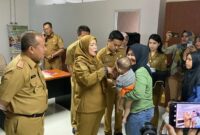 1762256446021-wali-kota-bandar-lampung-eva-dwiana-saat-menyalurkan-bantuan-untuk-warga-terdampak-bencana-1762240497181_169