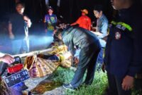 1762256554006-jasad-pria-yang-ditemukan-di-kebun-karet-saat-dievakuasi-1762232704377_169