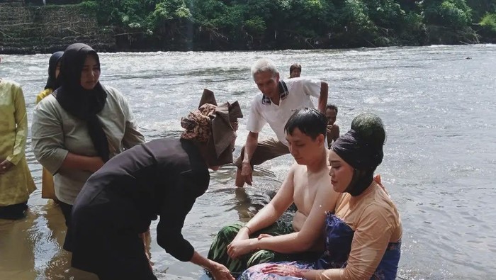 1762256564813-tradisi-mandi-kasai-khas-kota-lubuklinggau-sumatera-selatan-1762217495866_169