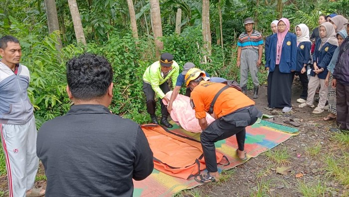 1762277970772-petugas-mengevakuasi-satu-korban-meninggal-di-sungai-singorojo-kendal-selasa-4112025-1762249517771_169