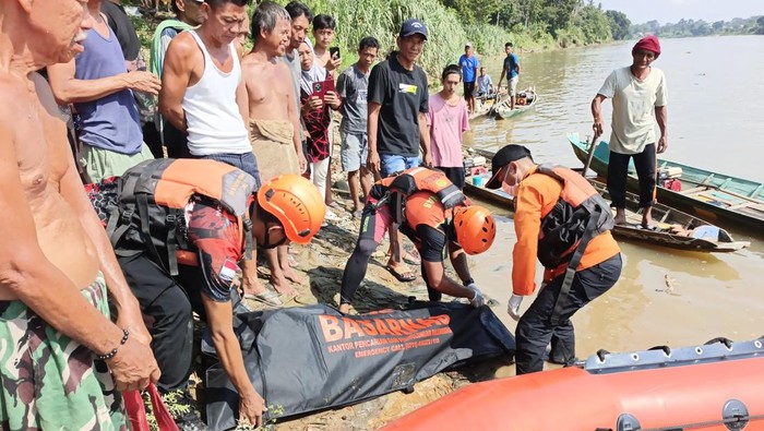 1762278040959-terjun-ke-sungai-ogan-1762245728003_169