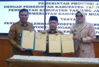 1762321089021-foto-gubernur-jambi-al-haris-bersama-bupati-tanjabtim-dan-wabup-tanjabbar-1762295120625_169