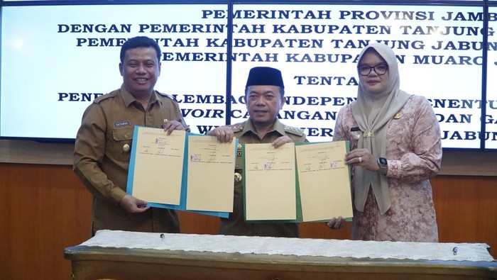1762321089021-foto-gubernur-jambi-al-haris-bersama-bupati-tanjabtim-dan-wabup-tanjabbar-1762295120625_169