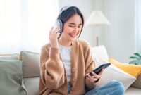 1762321244417-ilustrasi-wanita-mendengar-musik-1746698463020_169