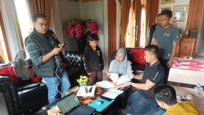 1762384962229-subdit-tindak-pidana-korupsi-ditreskrimsus-polda-bengkulu-geledah-rumah-pribadi-sekretaris-dewan-dprd-provinsi-bengkulu-ma-1762367899795_169