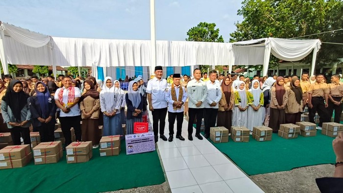 1762407552330-bantuan-dumisake-pendidikan-disalurkan-ke-siswa-siswa-di-2-kabupaten-di-jambi-1762369143929_169
