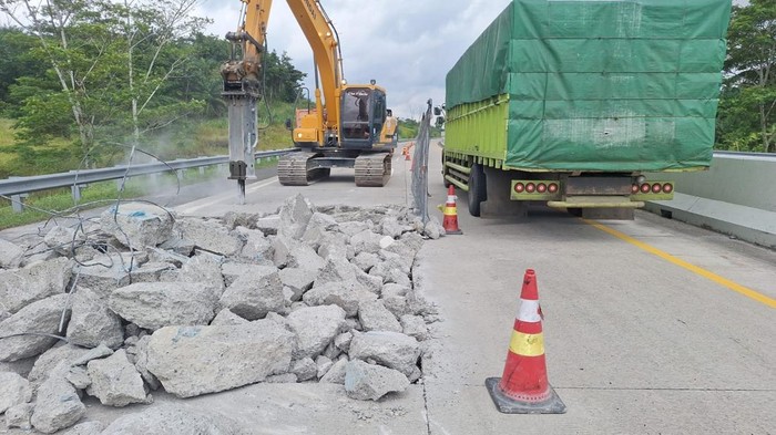 1762494319544-perbaikan-jalan-tol-lampung-1762422719130_169