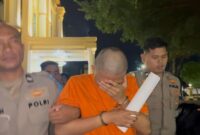 1762579952575-waldi-pembunuh-dosen-wanita-di-bungo-jambi-digiring-petugas-untuk-ditahan-di-polda-jambi-1762565045555_169