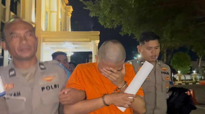 1762579952575-waldi-pembunuh-dosen-wanita-di-bungo-jambi-digiring-petugas-untuk-ditahan-di-polda-jambi-1762565045555_169