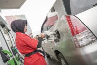 1762580006228-petugas-mengisi-bbm-ke-kendaraan-konsumen-di-bengkulu-1762565816979_169