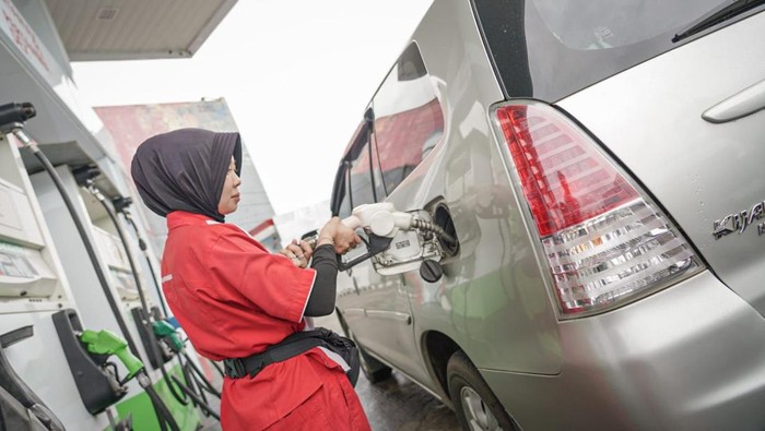 1762580006228-petugas-mengisi-bbm-ke-kendaraan-konsumen-di-bengkulu-1762565816979_169