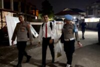 1762601745950-polisi-menenteng-barang-bukti-gagang-sapu-yang-digunakan-bripda-waldi-untuk-habisi-dosen-ey-1762583639833_169