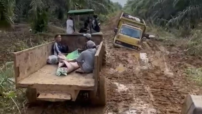 1762774989106-jenazah-warga-jambi-yang-diangkut-dengan-mesin-traktor-1762575202212_169