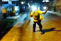 1762775016316-rekaman-aksi-duel-remaja-bersajam-di-jambi-1762767818790_169