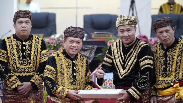 1762775037650-gubernur-jambi-al-haris-dan-wali-kota-sungai-penuh-alfin-bakar-di-momentum-hut-ke-17-1762760016623_169