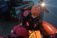 1762926018928-tim-basarnas-sumsel-saat-mengevakuasi-korban-yang-tewas-tenggelam-di-sungai-musi-1762912308307_169