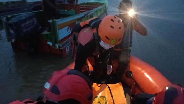 1762926018928-tim-basarnas-sumsel-saat-mengevakuasi-korban-yang-tewas-tenggelam-di-sungai-musi-1762912308307_169