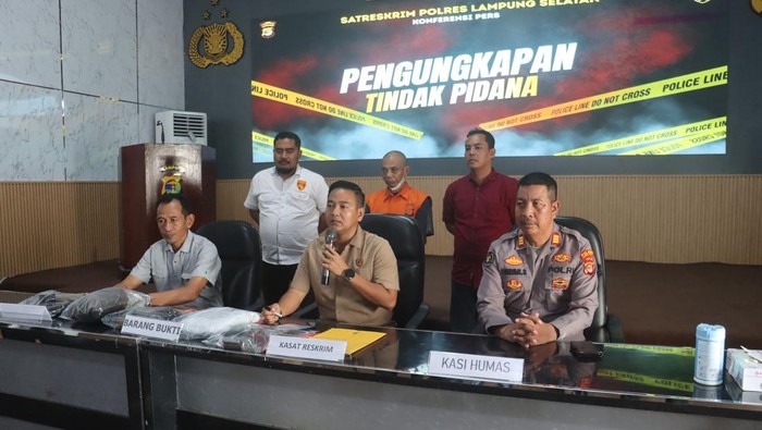 1762947438471-polisi-saat-merilis-kasus-dukun-cabul-di-lampung-selatan-1762933940733_169
