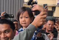 1762969293518-balita-bernama-bilqis-4-tiba-di-makassar-usai-dilaporkan-hilang-dan-ditemukan-di-jambi-1762670247948_169