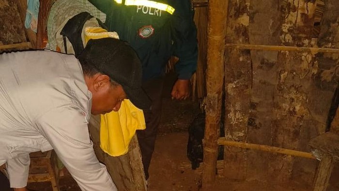 1763098668802-polisi-melakukan-olah-tkp-pembunuhan-bayi-yang-baru-dilahirkan-di-dusun-ii-desa-netemnanu-selatan-kecamatan-amfoang-timur-kabu-1763022821483_169