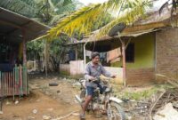 1763141845091-tumenggung-sikar-pimpinan-kelompok-orang-rimba-di-desa-mentawak-merangin-saat-mengendarai-sepeda-motor-di-tempat-tinggalnya-1763113909894_169