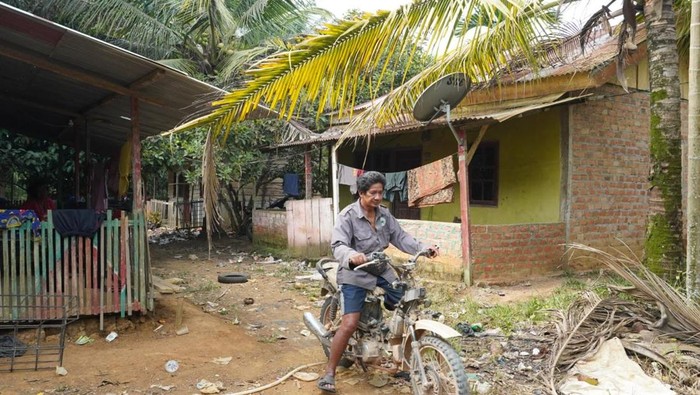 1763141845091-tumenggung-sikar-pimpinan-kelompok-orang-rimba-di-desa-mentawak-merangin-saat-mengendarai-sepeda-motor-di-tempat-tinggalnya-1763113909894_169