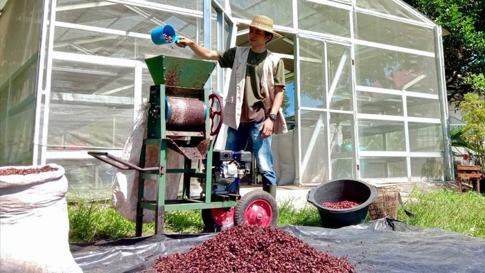 1763141875548-proses-penggilingan-kopi-di-pagar-alam-1763102676380_169