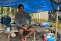 1763162386516-tumenggung-joni-pemimpin-kelompok-orang-rimba-di-desa-mentawak-merangin-duduk-di-atas-sudung-yang-berada-di-samping-rumahnya-1763097860919_169