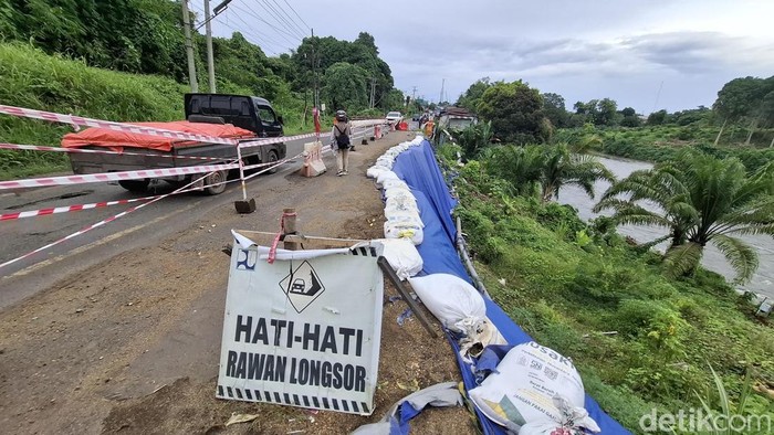 1763248787720-jalan-tergerus-longsor-1763197304274_169