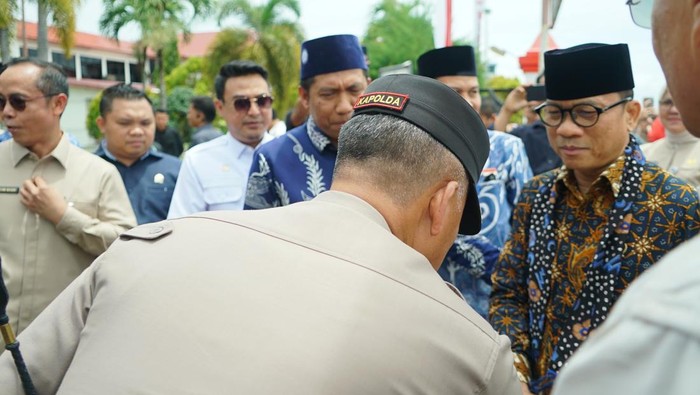 1763292835149-menteri-desa-pembangunan-daerah-tertinggal-dan-transmigrasi-mendes-pdtt-ri-yandri-susanto-kembali-bertandang-ke-bengkulu-1763282154774_169