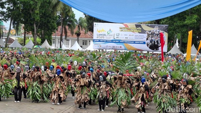 1763292843619-1500-penari-pecahkan-rekor-muri-di-lamsel-fest-2025-1763270454660_169
