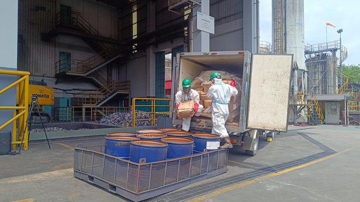 1763292854756-kementerian-lh-musnahkan-5-ton-udang-asal-cikande-yan-terpapar-radioaktif-1763180288059_169