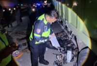 1763292865656-polisi-saat-olah-tkp-kecelakaan-di-palembang-2-orang-dilaporkan-tewas-1763281844480_169