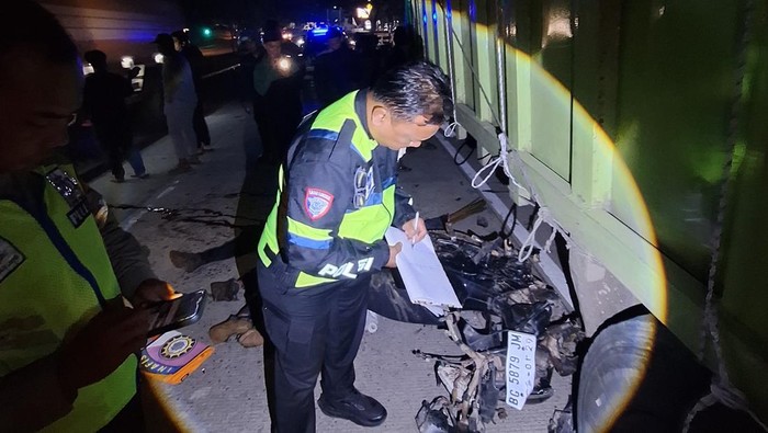 1763292865656-polisi-saat-olah-tkp-kecelakaan-di-palembang-2-orang-dilaporkan-tewas-1763281844480_169