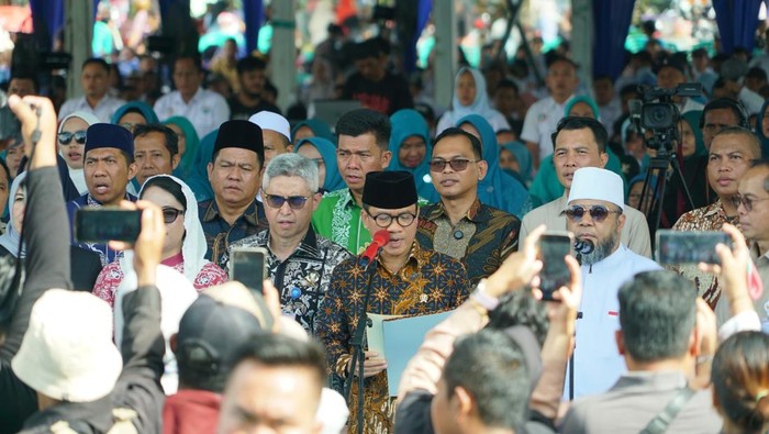 1763314263028-mendes-pdt-yandri-susanto-dalam-acara-festival-bangun-desa-di-bengkulu-1763300324277_169