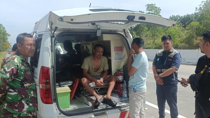 1763314300682-sopir-truk-saat-mendapat-perawatan-usai-dirampok-di-mesuji-lampung-1763292988213_169