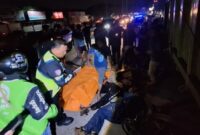 1763314350316-saat-anggota-satlantas-polrestabes-palembang-mengevakuasi-dan-melakukan-olah-tkp-di-lokasi-kejadian-1763282679328_169