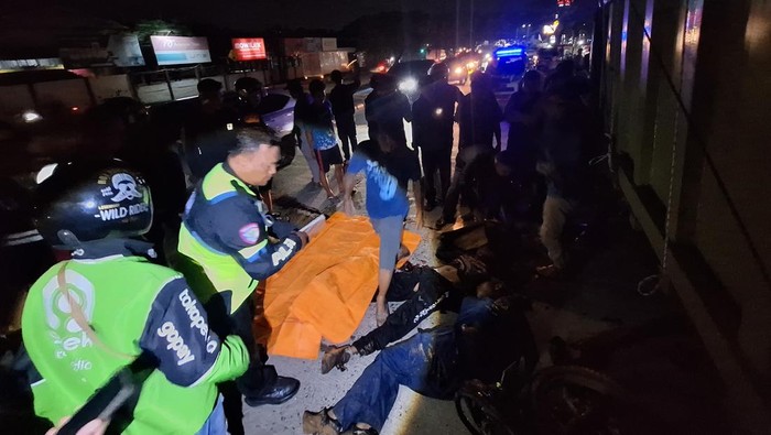 1763314350316-saat-anggota-satlantas-polrestabes-palembang-mengevakuasi-dan-melakukan-olah-tkp-di-lokasi-kejadian-1763282679328_169