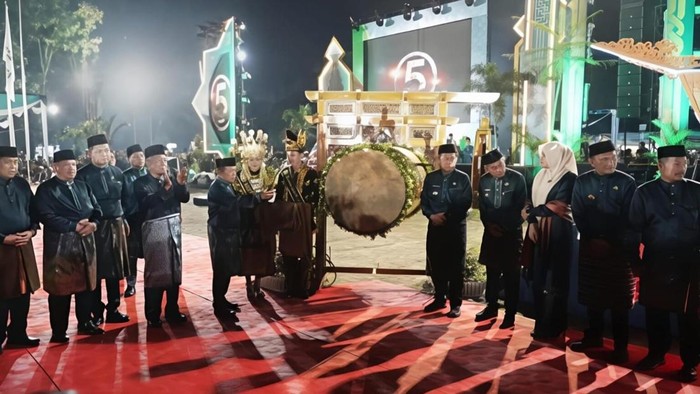 1763335445479-gubernur-jambi-al-haris-dalam-pembukaan-mtq-ke-54-di-muaro-jambi-1763296810871_169