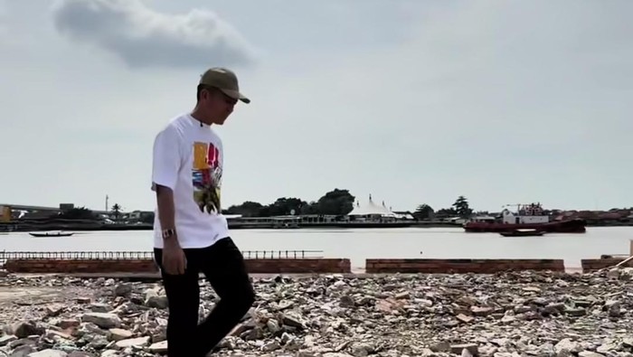 1763358126419-wali-kota-palembang-ratu-dewa-tinjau-pembangunan-tahap-1-bkb-1763345875081_169