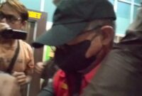 1763444290955-tersangka-wilson-sutantio-direktur-pt-bss-sal-digiring-ke-mobil-tahanan-kejati-sumsel-1763423832574_169