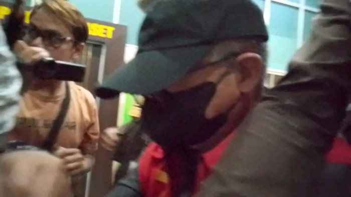 1763444290955-tersangka-wilson-sutantio-direktur-pt-bss-sal-digiring-ke-mobil-tahanan-kejati-sumsel-1763423832574_169