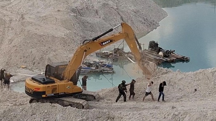 1763571960237-tambang-ilegal-1763548341436_169