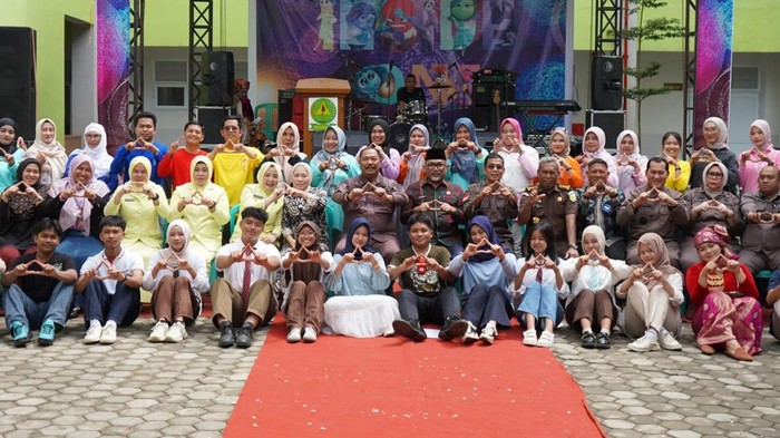 1763658335679-kegiatan-pentas-seni-di-sma-adhyaksa-i-ini-dihadiri-sekda-jambi-dan-jajaran-kejaksaan-1763631654929_169