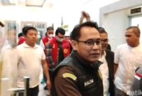 1763744757321-empat-tersangka-dugaan-korupsi-kur-pada-bank-bsb-digiring-ke-lapas-1763735851726_169