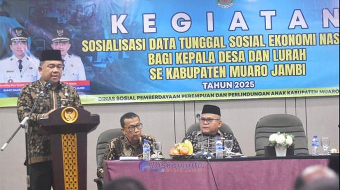 1763766279139-sekda-dalam-kegiatan-sosial-data-tunggal-sosial-ekonomi-nasional-bagi-kades-dan-lurah-di-muaro-jambi-1763711208311_169