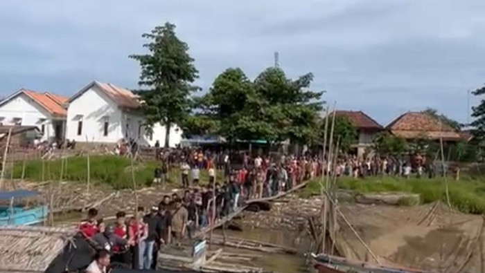 1763787945172-gabungan-anggota-narkoba-polres-banyuasin-lakukan-penggerebekan-narkoba-1763773703335_169